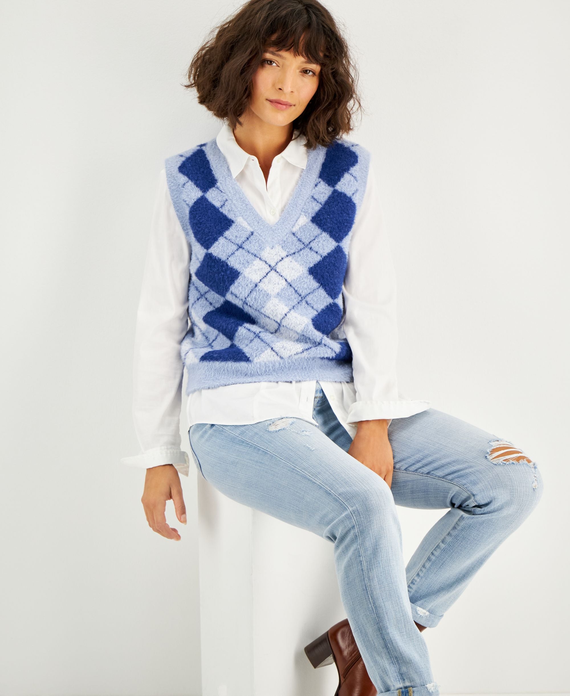 Juniors' Soft Argyle V-neck Sweater Vest
