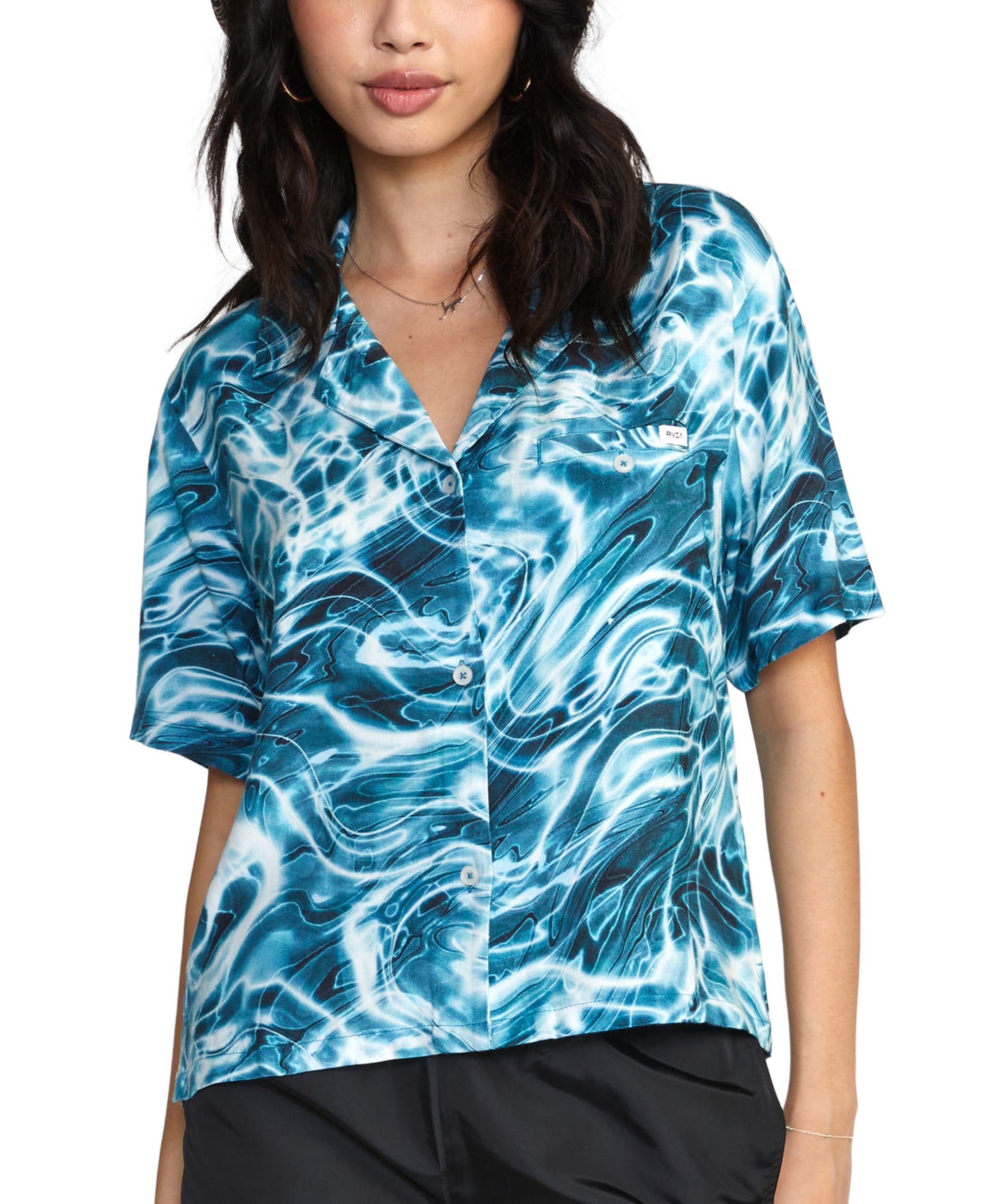 Juniors' Wavy Printed Woven Camp-Collar Shirt