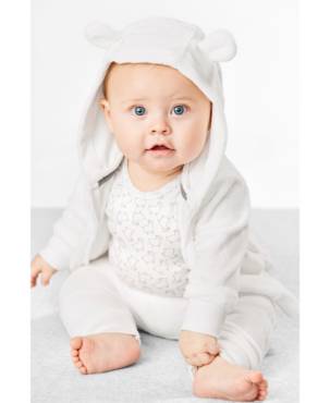 Baby girl in outfit set from Buy Outlet.